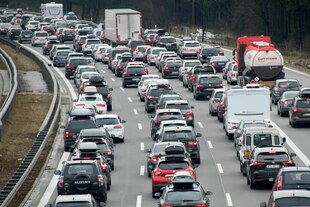 Autos stauen sich auf einer Autobahn