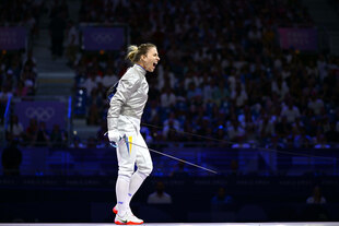 Fechterin Olha Charlan schreit ohne Maske ihre Freude heraus