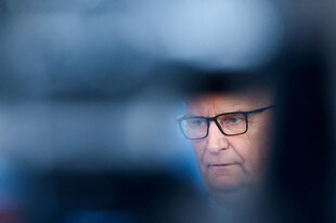 Ein Mann schaut nachdenklich