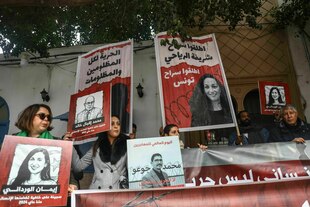 Demonstranten halten Plakate vor dem Gericht in Tunis Plakate mit dem Porträt der inhaftierten Bürgerrechtsaktivistin Sherifa Riahi, sowie mit Porträts anderer Angeklagter hoch Demonstranten halten Plakate vor dem Gericht in Tunis Plakate mit dem Porträt der inhaftierten Bürgerrechtsaktivistin Sherifa Riahi, sowie mit Porträts anderer Angeklagter hoch