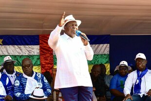 Zentralafrikas Präsident Touadéra vor der Landesflagge bei einer Wahlkundgebung in Bangui, 14. Dezember Zentralafrikas Präsident Touadéra vor der Landesflagge bei einer Wahlkundgebung in Bangui, 14. Dezember