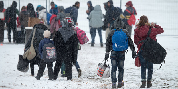 Flüchtlinge im Schnee an der deutsch-österreichischen Grenze