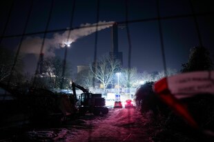 Ein Bauzaun an der Stelle des Brandanschlags an einer Kabelbrücke vor dem Kraftwerk Berlin-Lichterfelde.
