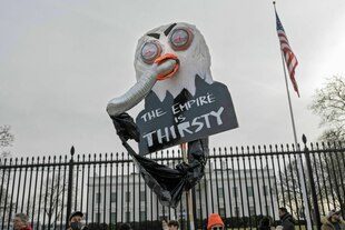 Ein Protestschild, auf dem steht: The Empire is thirsty