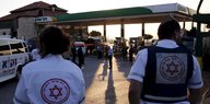 Sanitäter stehen an einer Tankstelle bei Jerusalem, an der ein israelischer Soldat erstochen wurde.