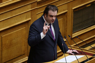 Ein Mann hält eine Rede und zeigt mit seinem Zeigefinger nach oben Ein Mann hält eine Rede und zeigt mit seinem Zeigefinger nach oben