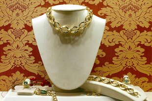 Goldschmuck in der Auslage eines Juweliers