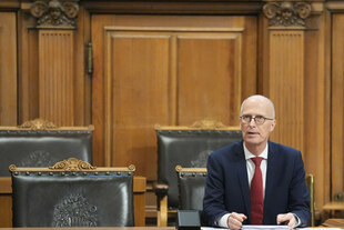 Peter Tschentscher sitzt auf der Senatsbank in der Hamburgischen Bürgerschaft