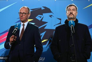 Freidrich Merz und Markus Söder stehen hinter Mikrofonen