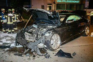 Ein Autowrack nach einem Unfall
