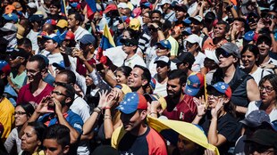 Menschen demonstrieren gegen Maduro in Caracas, Venezuela