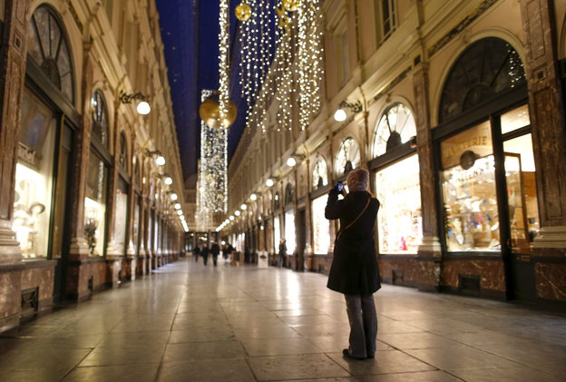 Weihnachtlich erleuchtete Straße in Abenddämmerung, ein einsamer Mensch, sonst leer