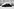 Ein Auto ist mit einer Plane abgedeckt und mit Schnee bedeckt