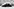 Ein Auto ist mit einer Plane abgedeckt und mit Schnee bedeckt
