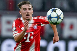 Karl sprintet einem Ball hinterher Karl sprintet einem Ball hinterher