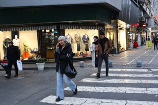 Menschen auf einer Einkaufsstraße Menschen auf einer Einkaufsstraße