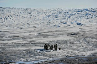 Wenige Soldaten in weiter, winterlicher Landschaft