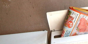 Ein Werbeprospekt steckt in einem Briefkasten