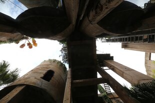 Blick von unten auf die Anlage „La Fabrica“, eine in einen Wohnkomplex umgebaute Zementfabrik