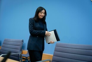 Reem Alabali Radovan in den Räumen der Bundespressekonferenz