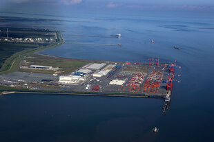 Jade-Weser-Port, im Hintergrund zwischen zwei Seebrücken, der Voslapper Groden Nord