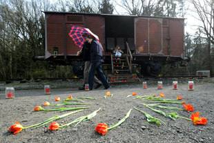 Güterwaggon an der Rampe von Bergen-Belsen Güterwaggon an der Rampe von Bergen-Belsen