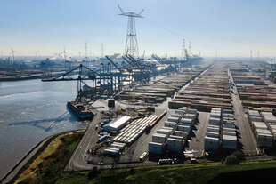Blick auf die Containerterminails eines Hafens Blick auf die Containerterminails eines Hafens
