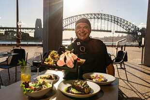Porträt von Mark Olive auf der Terrasse seines Restaurants