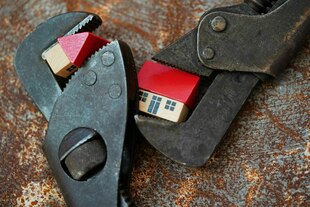 Spielzeughäuser stecken in Zangen fest Spielzeughäuser stecken in Zangen fest