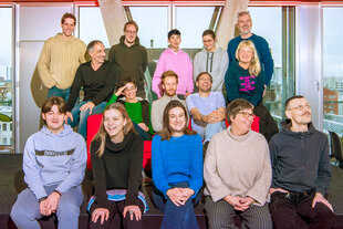 Das taz lab Team 2026 posiert im Panoramaraum