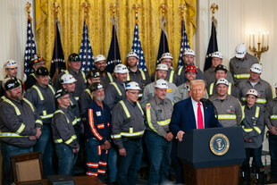 US präsident Trump steht vor Arbeitern mit Schutzhelmen US präsident Trump steht vor Arbeitern mit Schutzhelmen