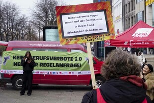 DGB-Demo gegen die Regelanfrage auf dem Hamburger Jungfernstieg DGB-Demo gegen die Regelanfrage auf dem Hamburger Jungfernstieg