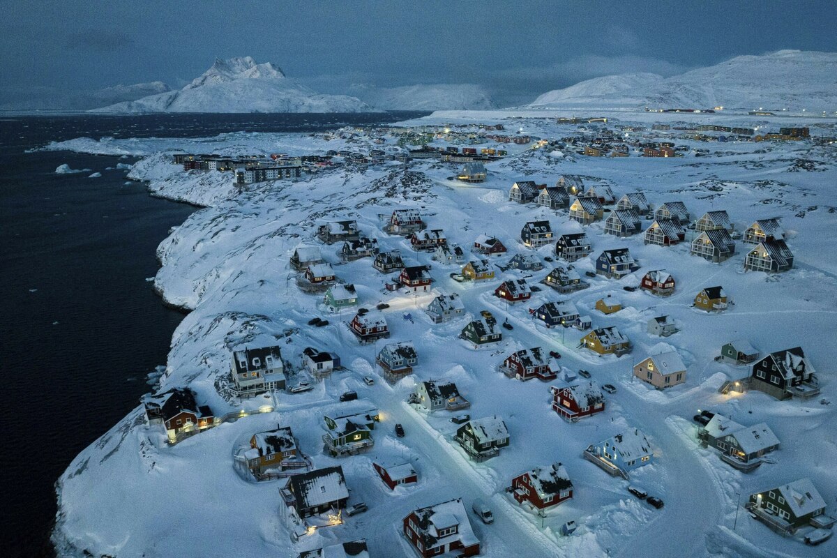 Grönlands Haupstadt Nuuk im Schnee von oben