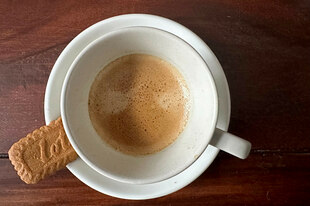 Ein Keks bei einer Tasse Kaffee