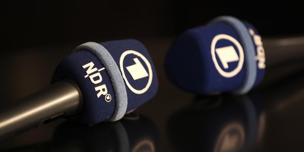 Mikrofone mit dem Logo von NDR und ARD