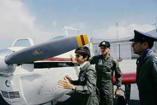 Cyrus Resa Pahlewi steht neben einem Flugzeug Cyrus Resa Pahlewi steht neben einem Flugzeug