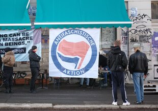 Büro von „Linkxxsnet“ in Connewitz, Leipzig, mit Antifa Fahne Büro von „Linkxxsnet“ in Connewitz, Leipzig, mit Antifa Fahne
