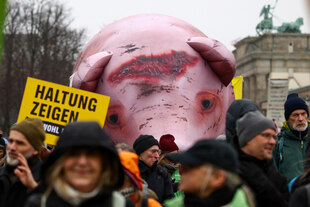 Mehrere Demo-Teilnehmer*innen und ein großes Schwein Mehrere Demo-Teilnehmer*innen und ein großes Schwein