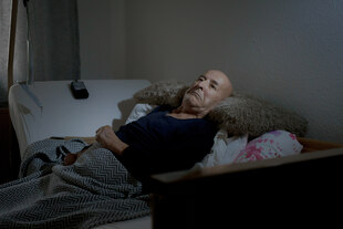 Ein Mann liegt auf einem Bett Ein Mann liegt auf einem Bett