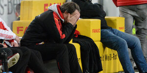 Zorniger sitzt auf Bank und hat die Hände vor den Kopf geschlagen - es ist der damalige Trainer Zorniger beim letzten Bundesliga-Spieltag