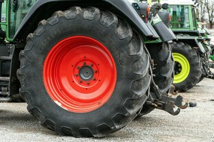 Traktoren stehen nebeneinander