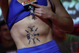 Der durchtrainierte Bauch einer Frau