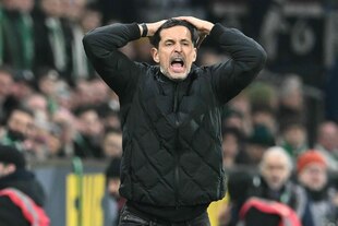 Dino Toppmöller verschränkt die Arme über dem Kopf.