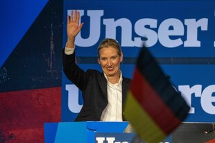 Die Bundesvorsitzende der Alternative für Deutschland (AfD), Alice Weidel, spricht und winkt bei der Wahlkampfauftaktveranstaltung der AfD Rheinland-Pfalz Die Bundesvorsitzende der Alternative für Deutschland (AfD), Alice Weidel, spricht und winkt bei der Wahlkampfauftaktveranstaltung der AfD Rheinland-Pfalz