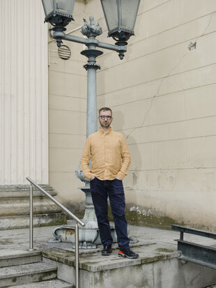 Nurkan Erpulat vor dem Gorki Theater