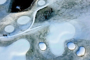 Golfplatz von Schnee bedeckt.