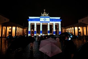 Das Brandenburger Tor in Berlin wird mit israelischer Flagge angestrahlt