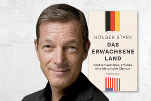 Auf dem Bild sieht man Holger Stark mit seinem neuen Buch „Das erwachsene Land“ vor grauem Hintergrund.