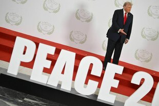 US-Präsident Trump steht auf einer Bühne auf der mit großen Buchstaben "PEACE" steht