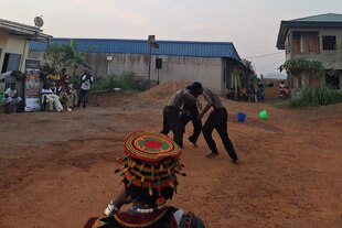 Szene vom Modaperf-Festival in Kamerun